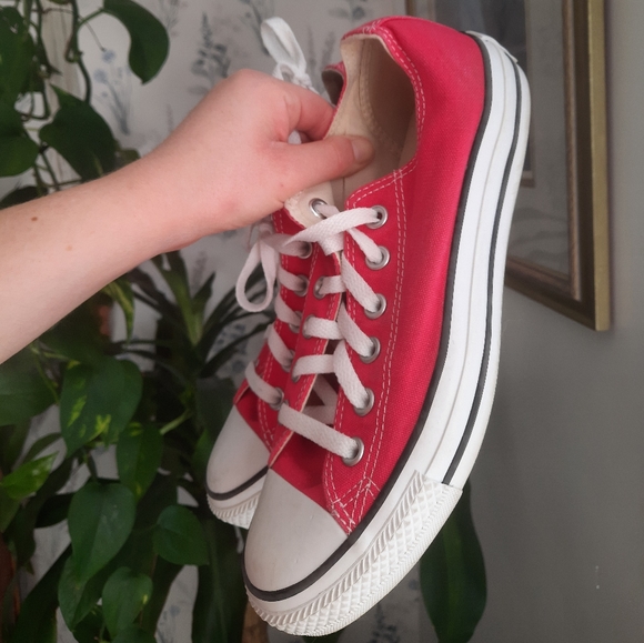 Unisex Converse size 6 MENS/8 WOMENS, Strawberry - Picture 3 of 5